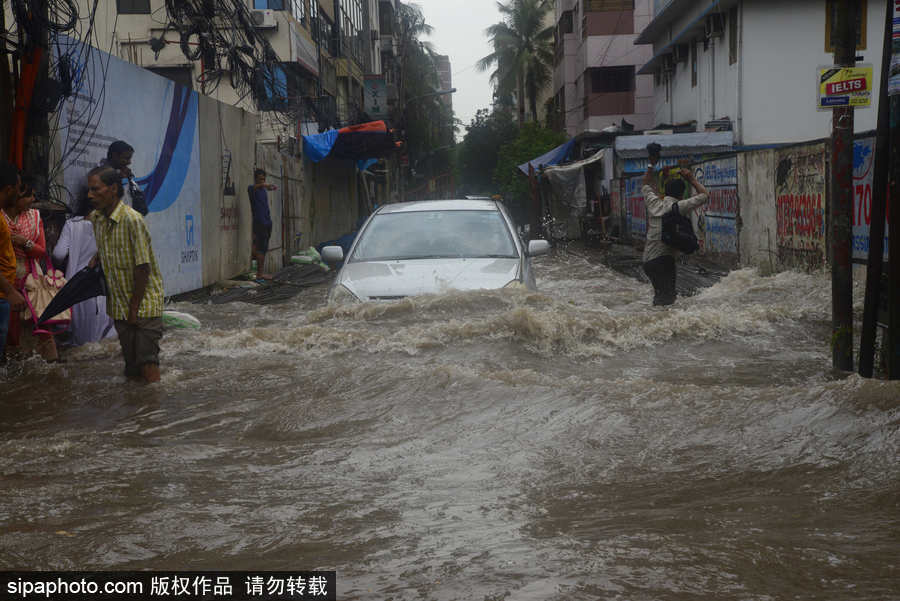 孟加拉國暴雨導致洪水泛濫 街頭交通癱瘓