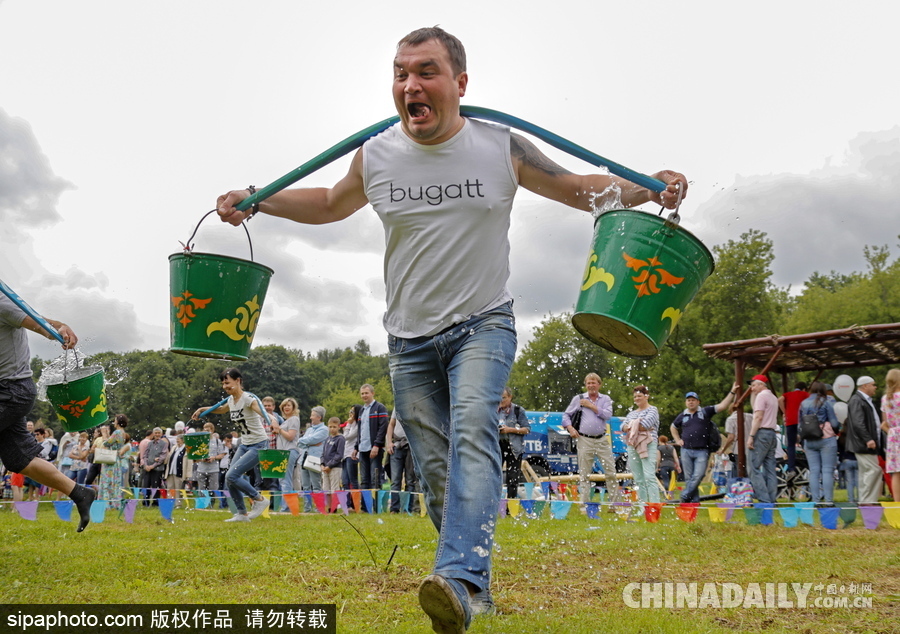 俄羅斯民眾慶祝薩班推節(jié) “枕頭大戰(zhàn)”挑水桶等競賽激烈上演