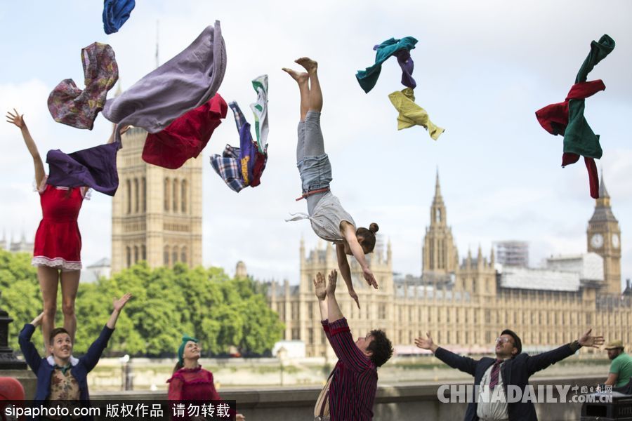 這才叫“放飛自我” 馬戲團(tuán)成員倫敦街頭上演花式空翻