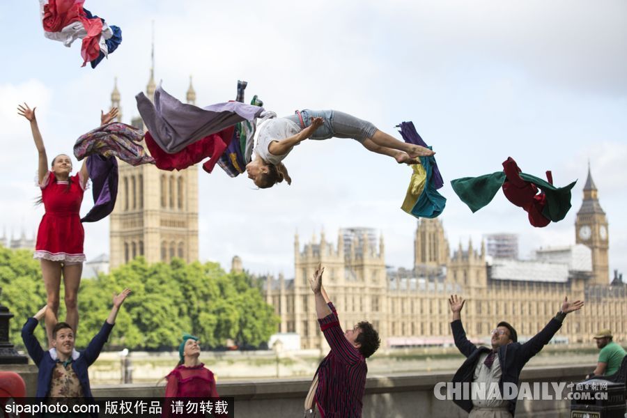 這才叫“放飛自我” 馬戲團(tuán)成員倫敦街頭上演花式空翻