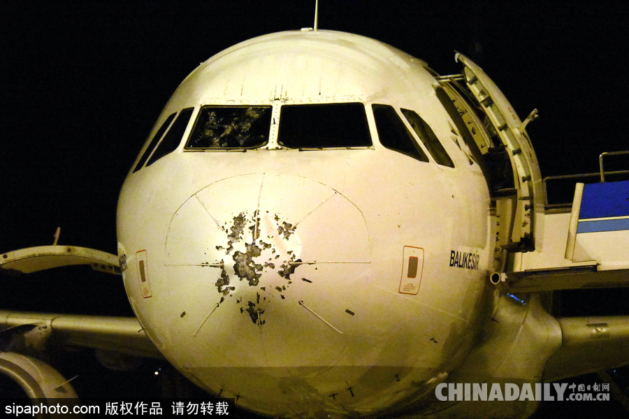 土耳其暴雨冰雹天氣襲擊 一架飛機受損緊急迫降