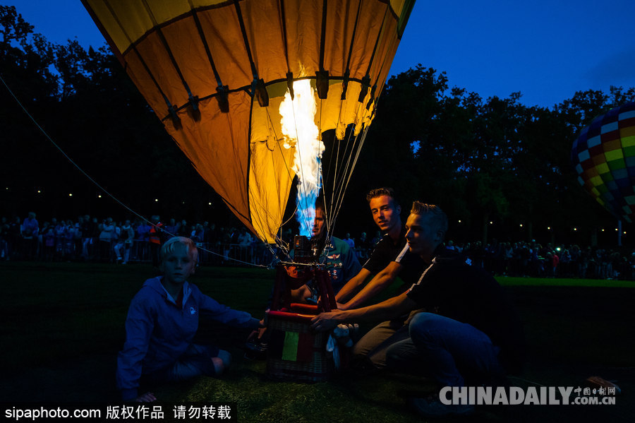 藍(lán)天下的飛行浪漫！荷蘭巴訥費(fèi)爾德熱氣球節(jié)開(kāi)幕