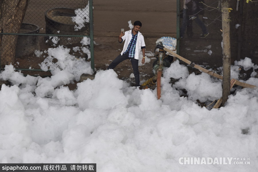 印度貝蘭杜爾湖污染嚴重 產(chǎn)生大量泡沫充斥街頭