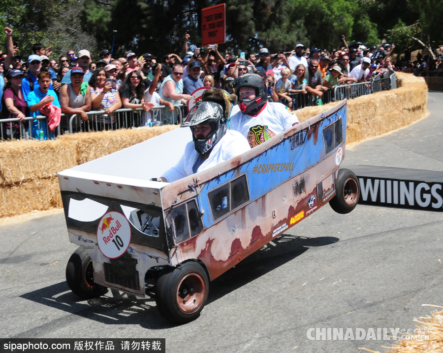 紅牛肥皂盒汽車(chē)大賽美國(guó)洛杉磯精彩上演 古怪造型滑稽搞笑引爆全場(chǎng)