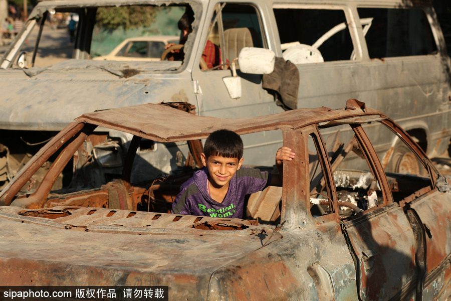 不一樣的加沙童年 廢棄生銹汽車變身兒童“玩伴”