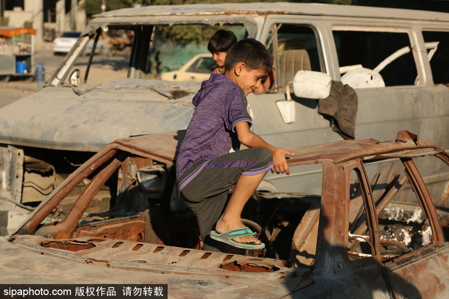 不一樣的加沙童年 廢棄生銹汽車變身兒童“玩伴”