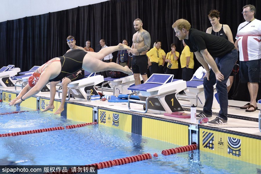 哈里王子到訪多倫多會見殘疾運動員 與運動員聊天交流平易近人