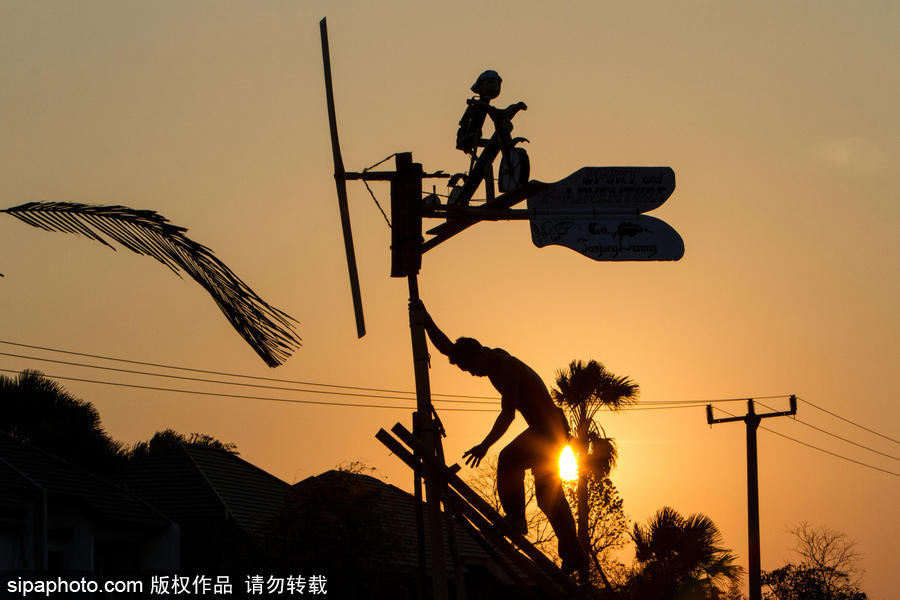 印尼迎來傳統(tǒng)風車節(jié) 風帆舞動夕陽剪影下美如畫