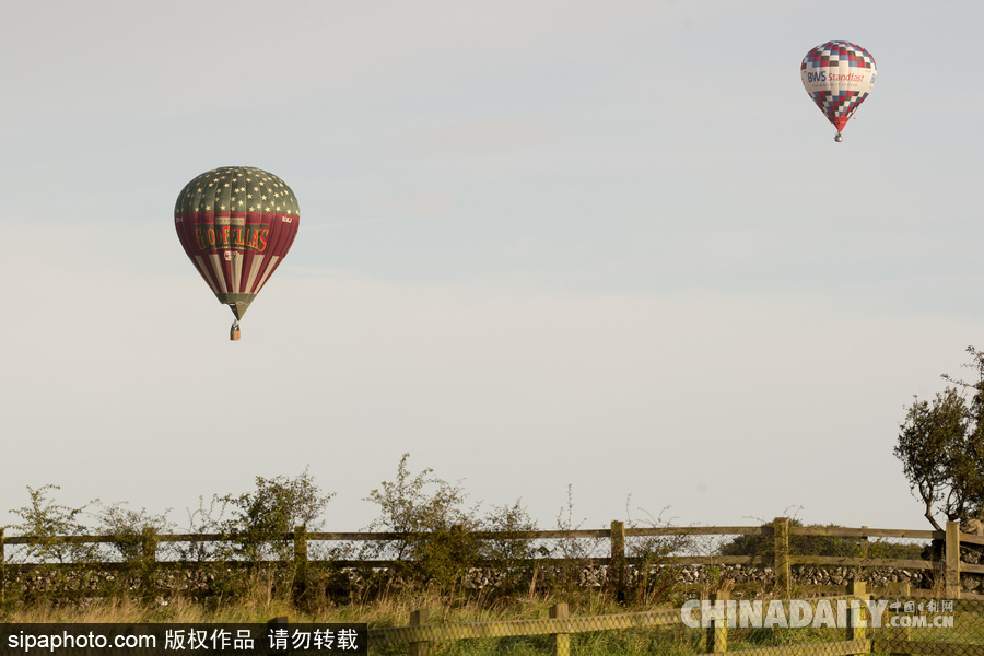 愛爾蘭舉行熱氣球錦標賽 色彩點綴天空場景浪漫