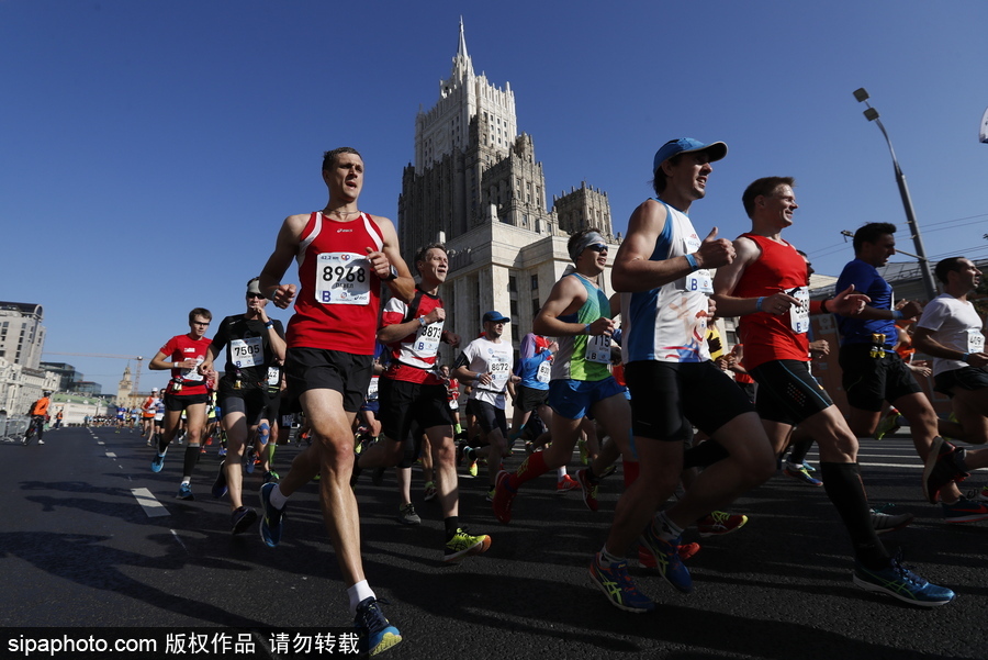 2017莫斯科馬拉松盛大開(kāi)跑 超3萬(wàn)人參賽跑遍各大名勝古跡