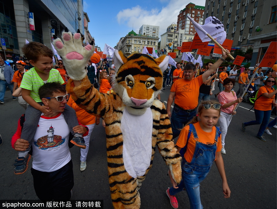 俄羅斯海參崴慶祝“老虎日” 民眾街頭扮老虎