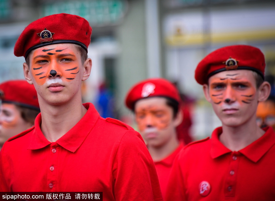 俄羅斯海參崴慶祝“老虎日” 民眾街頭扮老虎