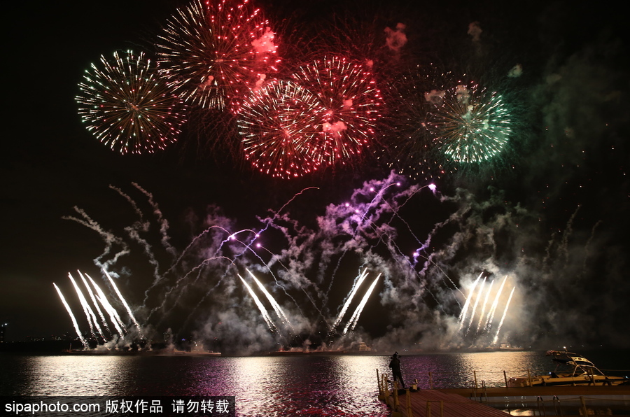 2017年國際光明節(jié)閉幕 煙花照亮莫斯科夜空