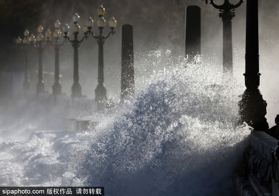 風(fēng)暴襲擊雅爾塔掀起巨浪 民眾淡定圍觀