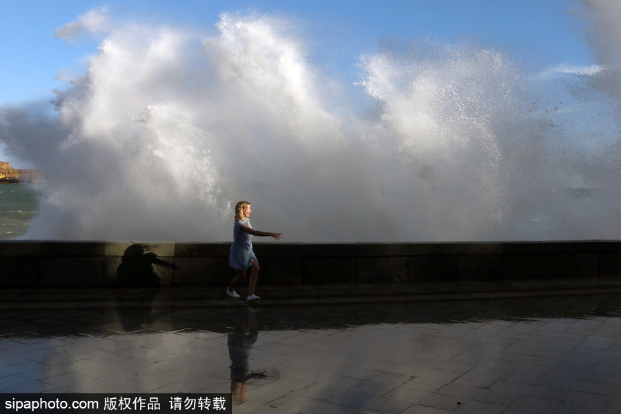 風(fēng)暴襲擊雅爾塔掀起巨浪 民眾淡定圍觀