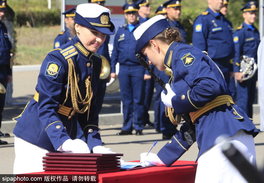 俄羅斯女飛行員宣誓儀式 個(gè)個(gè)顏值不輸空姐