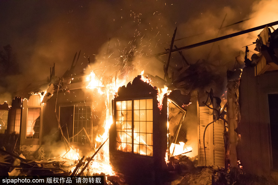 美國多地遭山火侵襲 圣羅莎希爾頓酒店“葬身火海”