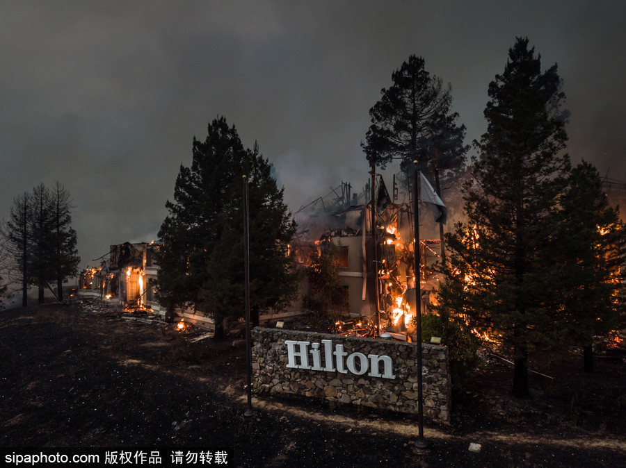 美國多地遭山火侵襲 圣羅莎希爾頓酒店“葬身火海”