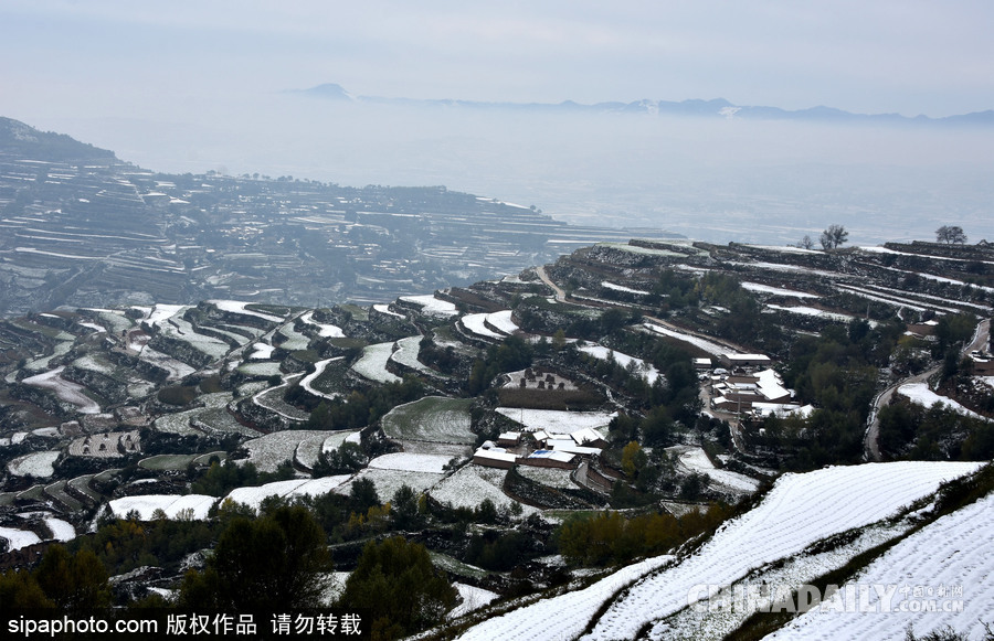 甘肅迎來雨雪天氣 雪落梯田景致宛如水墨畫