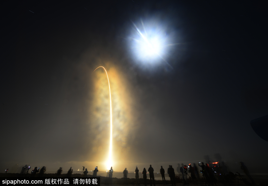 SpaceX獵鷹9號(hào)火箭發(fā)射10顆銥衛(wèi)星 成功海上回收