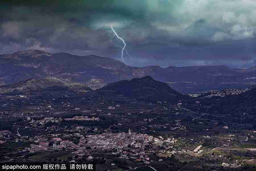 超現(xiàn)實魔幻大片 西班牙山谷雷電場景震撼