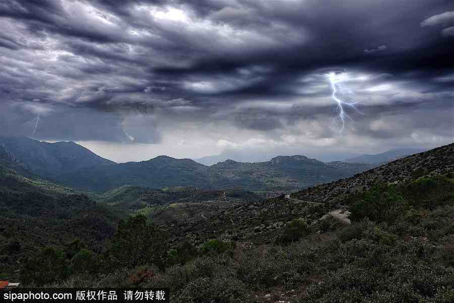 超現(xiàn)實(shí)魔幻大片 西班牙山谷雷電場景震撼