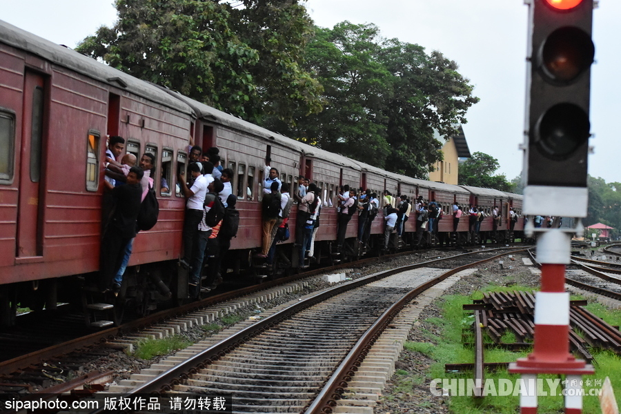 斯里蘭卡全國鐵路大罷工 乘客“掛火車”人滿為患