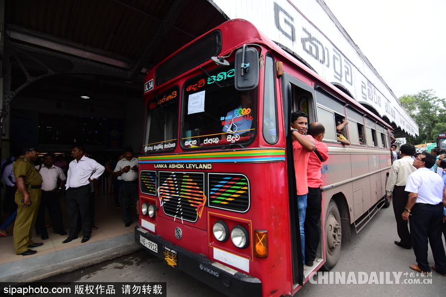 斯里蘭卡全國鐵路大罷工 乘客“掛火車”人滿為患