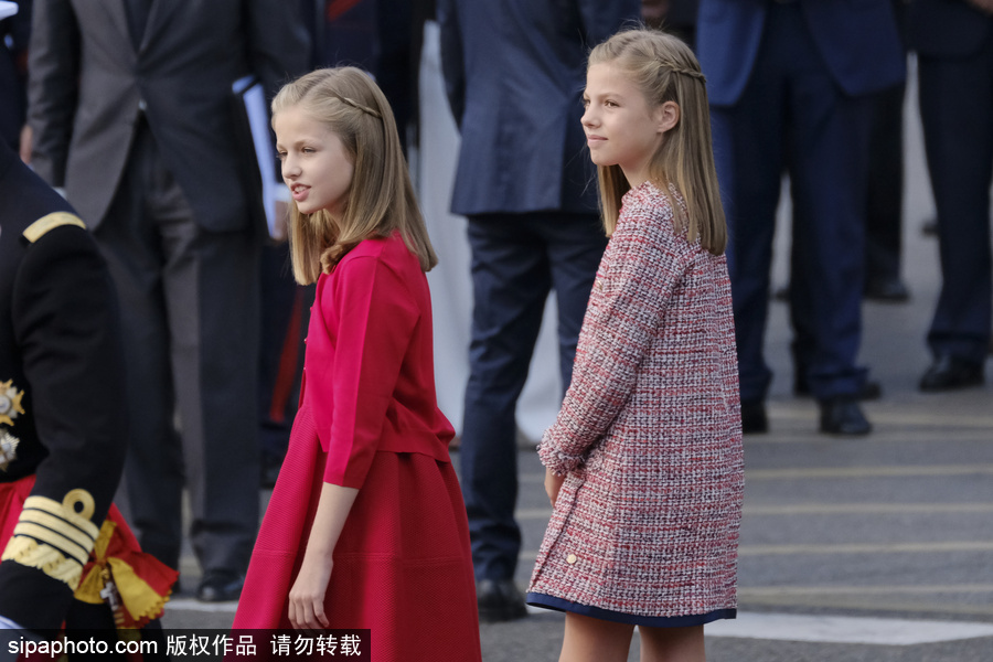 西班牙舉行閱兵活動慶祝國慶日 兩名小公主甜美可人