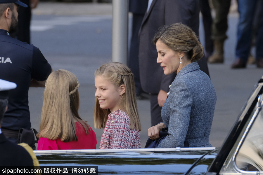 西班牙舉行閱兵活動慶祝國慶日 兩名小公主甜美可人