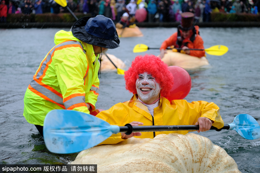 美國巨型南瓜賽舟會 選手劃小船趣味十足