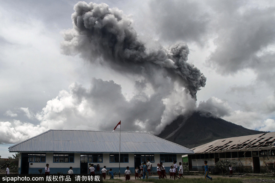 印尼錫納朋火山猛烈噴發(fā) 黑白“煙幕”鋪天蓋地