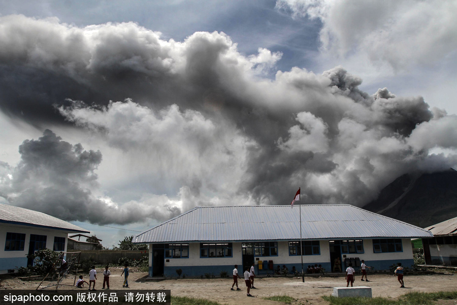 印尼錫納朋火山猛烈噴發(fā) 黑白“煙幕”鋪天蓋地