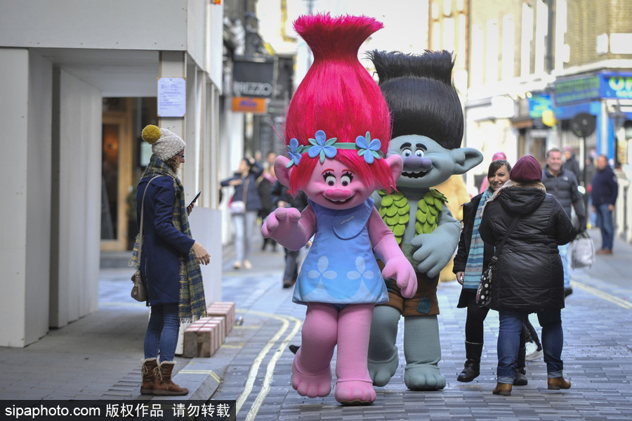 英國(guó)舉行年度“玩具大游行” 數(shù)百卡通人物大鬧街頭