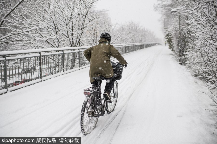 瑞典迎來(lái)今年第一場(chǎng)降雪 嚴(yán)重影響當(dāng)?shù)亟煌?/></p>

<p align=