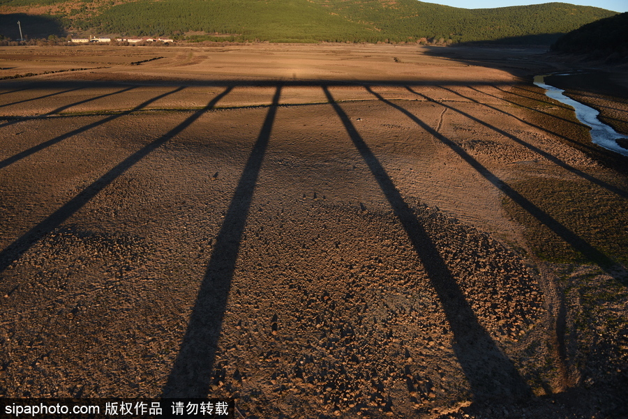 西班牙持續(xù)干旱 河流幾近干涸斷流