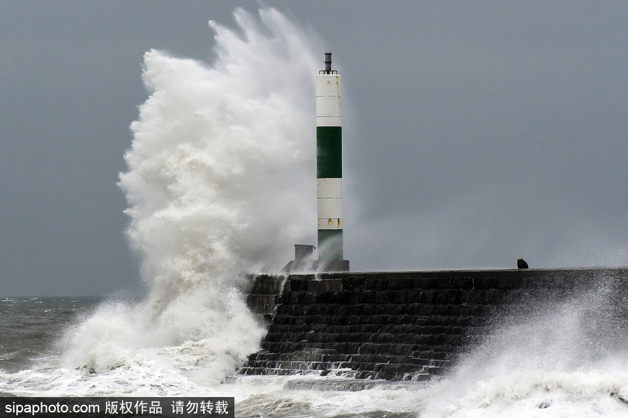 英國阿伯里斯特威斯遭大風(fēng)天氣 海邊巨浪拍岸場面壯觀