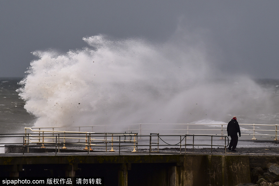 英國阿伯里斯特威斯遭大風(fēng)天氣 海邊巨浪拍岸場面壯觀