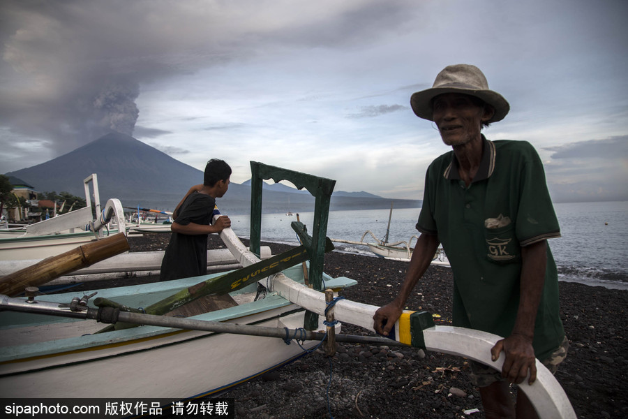 阿貢火山噴出大量濃煙 印尼巴厘島發(fā)紅色警報(bào)