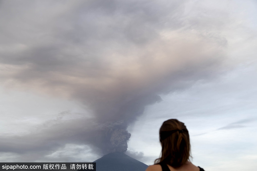 阿貢火山噴出大量濃煙 印尼巴厘島發(fā)紅色警報