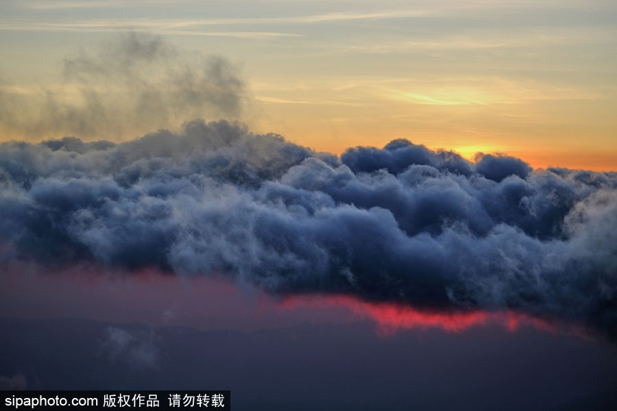 距離地心最遠(yuǎn)的高峰 厄瓜多爾欽博拉索山日暮時(shí)分