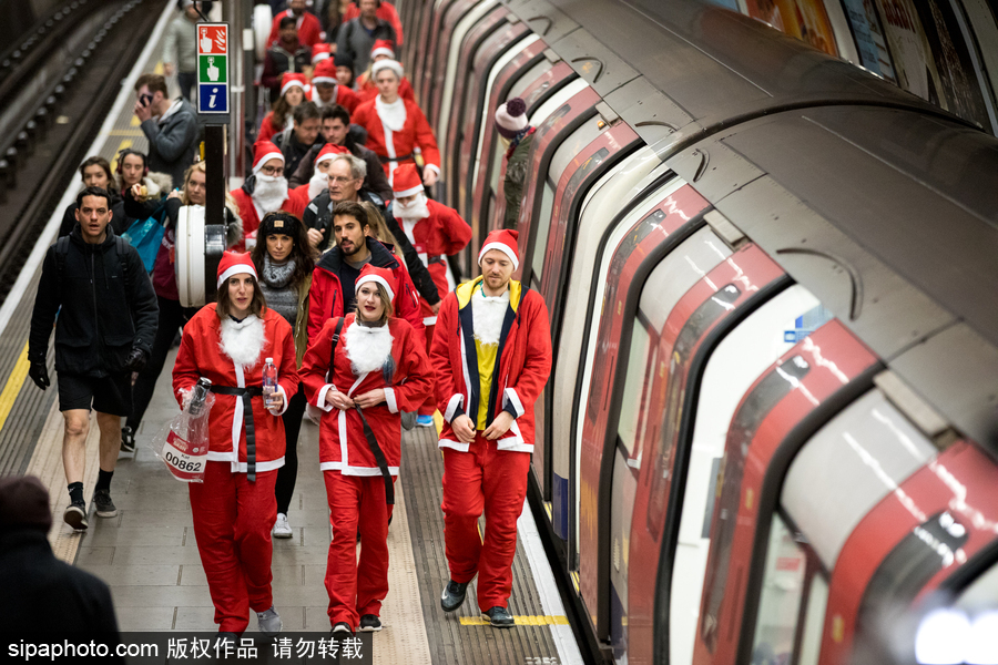 倫敦圣誕老人慈善跑活動(dòng) 男女老少圣誕裝穿越地鐵