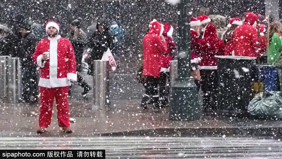 紐約年度圣誕老人串酒吧日 “白胡子老爺爺”初雪狂歡