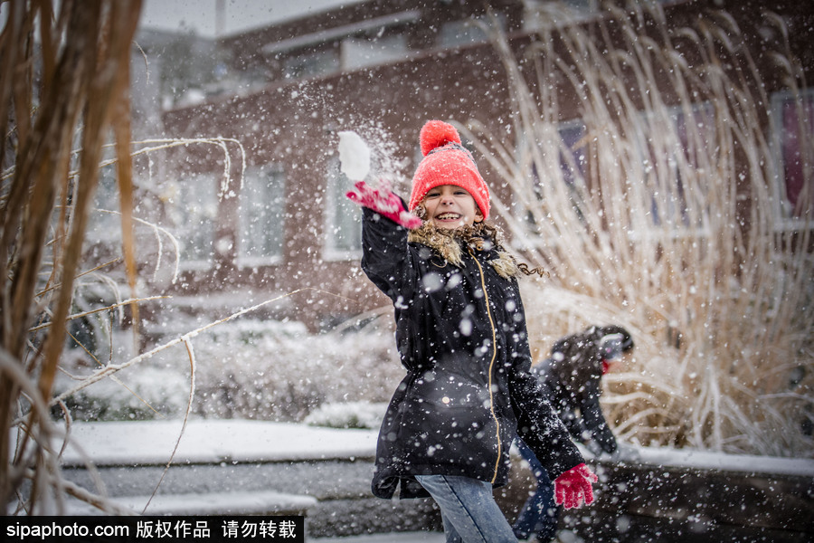 荷蘭鹿特丹降大雪 民眾騎車出行成雪人