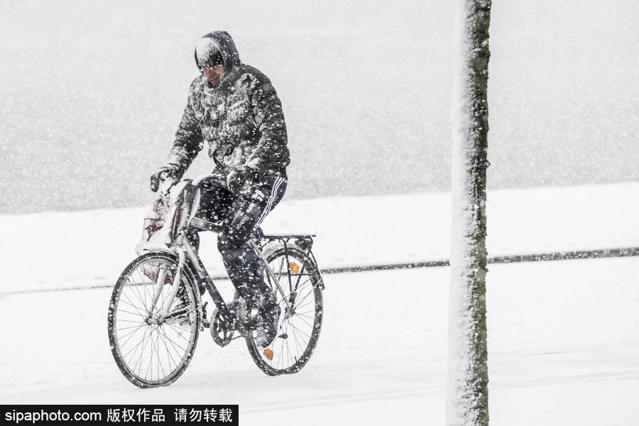 荷蘭鹿特丹降大雪 民眾騎車出行成雪人