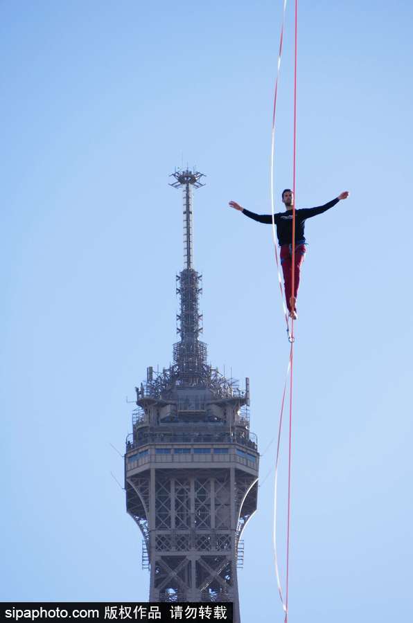 法國高空扁帶運動員極限挑戰(zhàn) 埃菲爾鐵塔走“高空芭蕾”