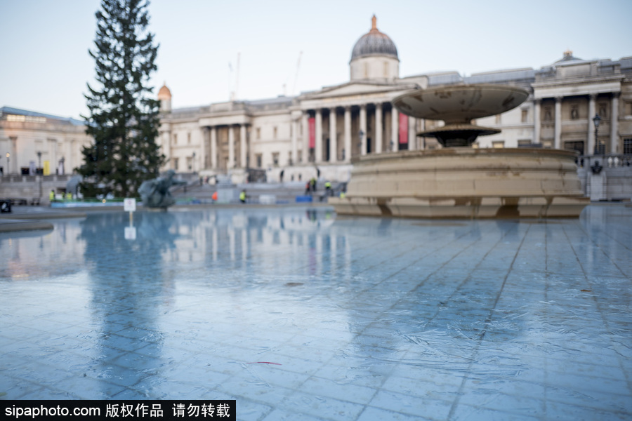 英國(guó)倫敦降溫 特拉法加廣場(chǎng)噴泉被凍成冰塊