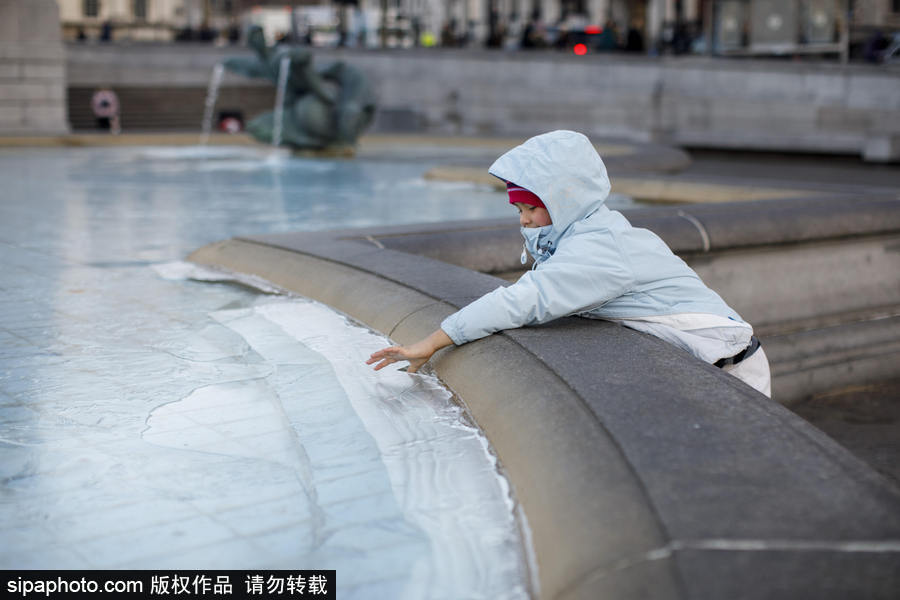 英國(guó)倫敦降溫 特拉法加廣場(chǎng)噴泉被凍成冰塊