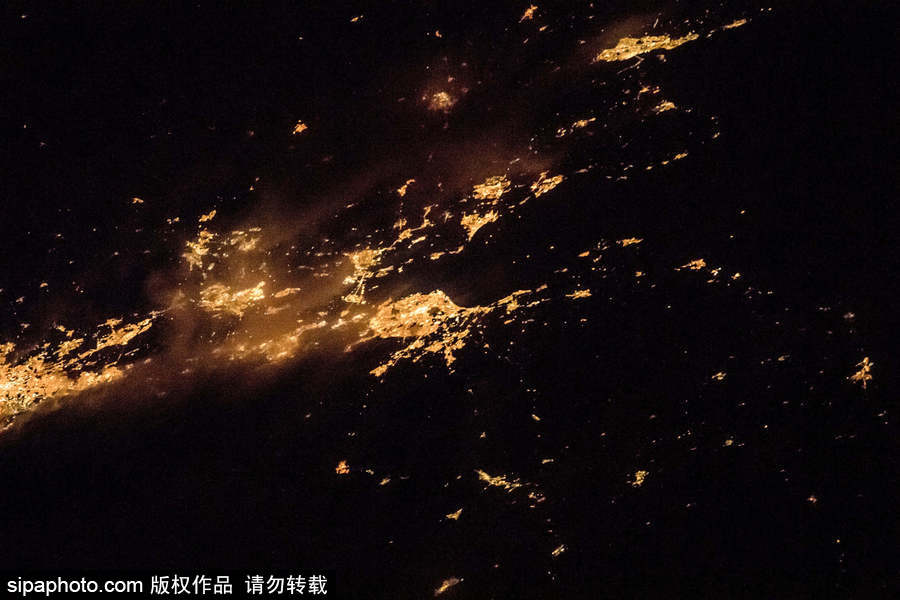 國(guó)際空間站視角下的地球城市 燈火點(diǎn)點(diǎn)如璀璨星空