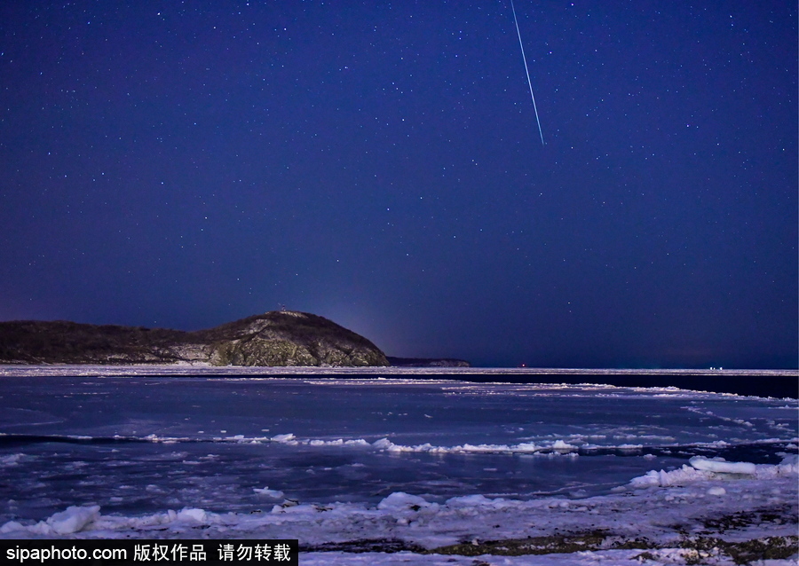 俄羅斯海參崴上空現(xiàn)雙子座流星雨 盛大壯觀宛如仙境